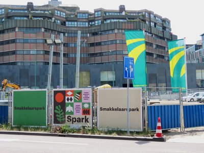 850178 Afbeelding van promotieborden 'Smakkelaarspark', bij een bouwplaats op het Smakkelaarsveld te Utrecht; op de ...